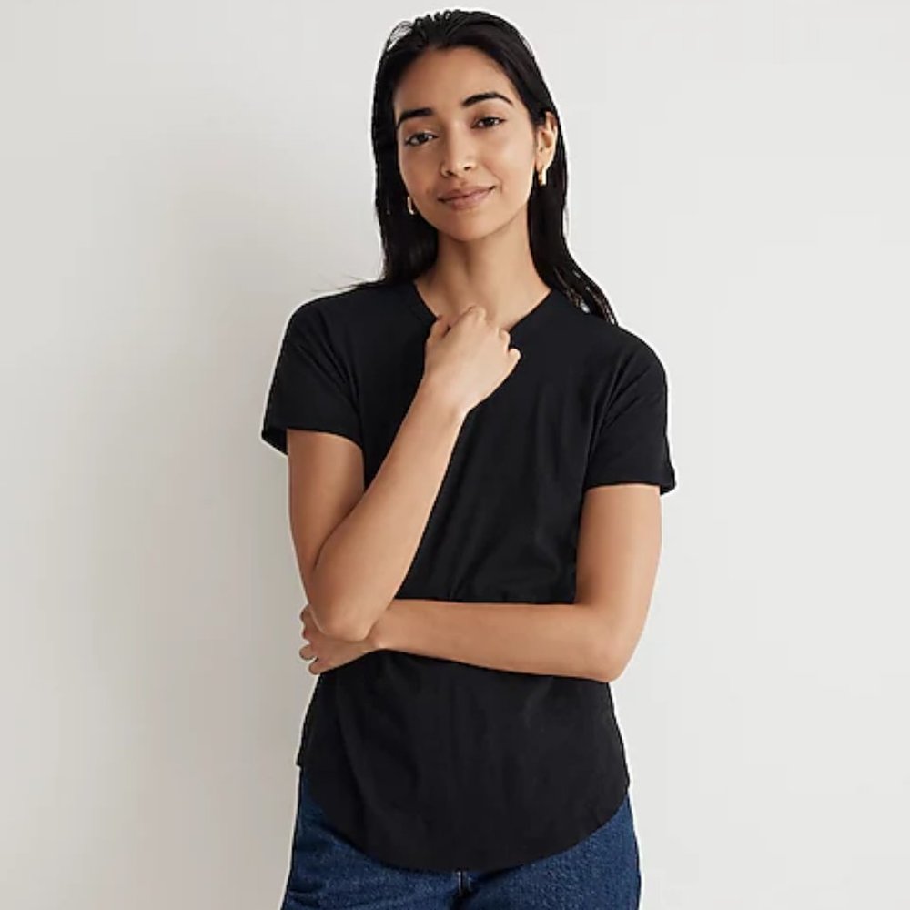 BASIC BLACK T-SHIRT